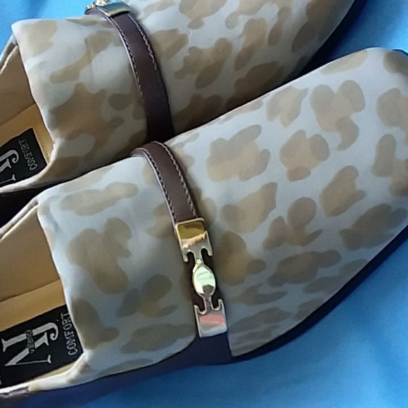 AJ Valencia womens 11 W Pump Heels Print and Brown with Gold color accent strap - Picture 3 of 16